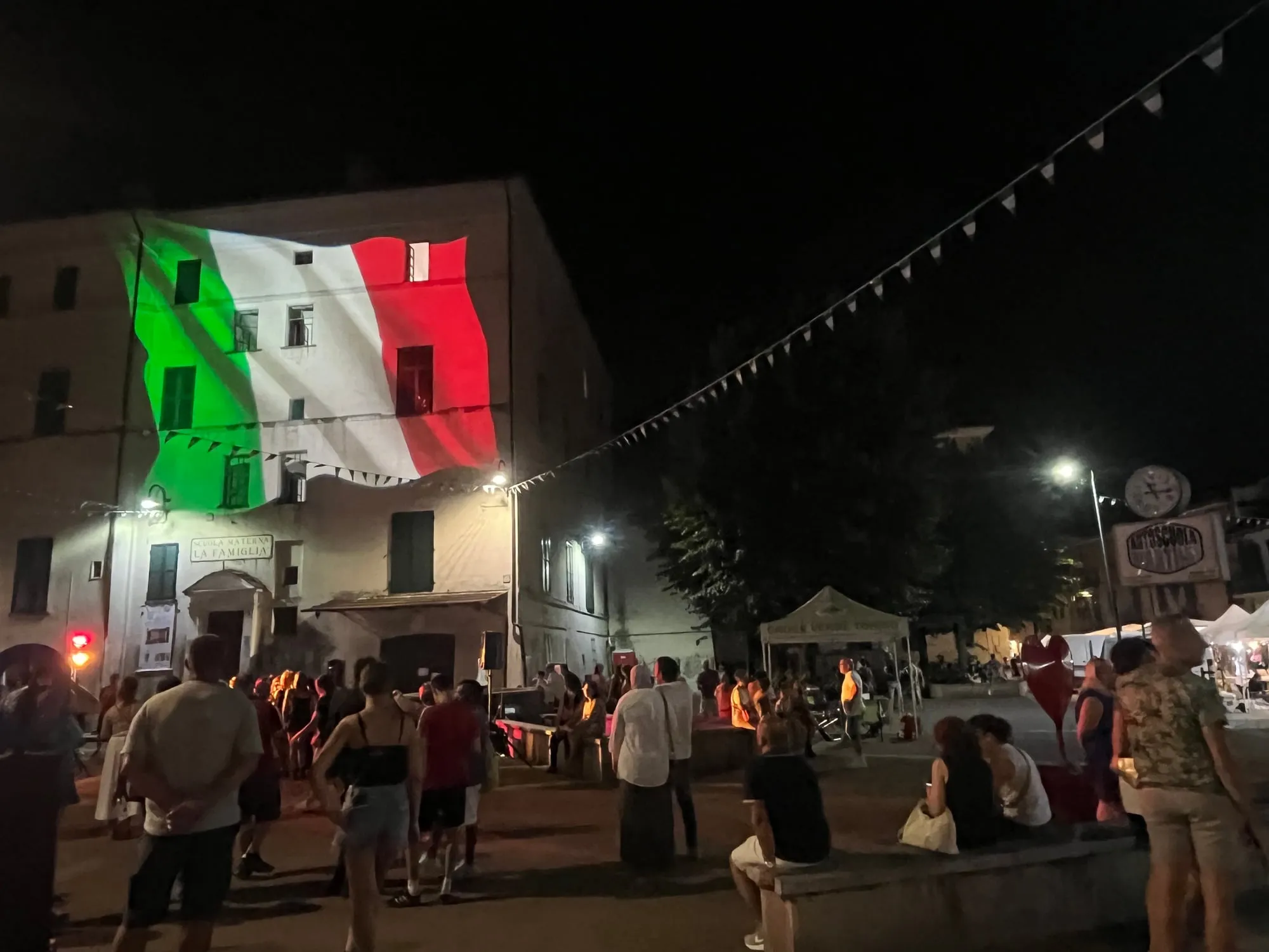 Il tricolore proiettato sulla facciata di un palazzo nel centro di Caselle